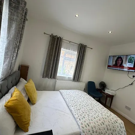 Luxury Ensuite 2Nd Studio Flat With Great Views In Keedonwood Road With Fully Own Bathroom Newly Added And Private Kitchenette